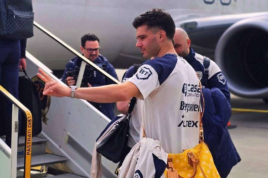 Ianis Hagi pe scara avionului 