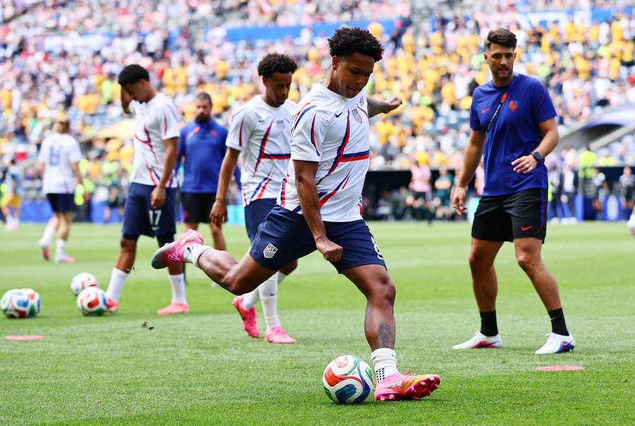 McKennie nel riscaldamento McKennie nel riscaldamento