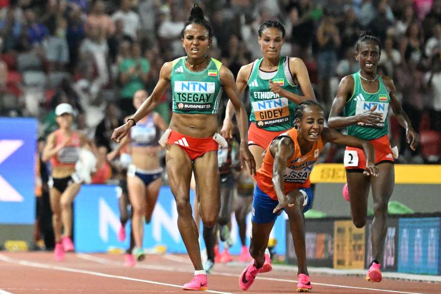 Hassan gaat 30 meter voor de finish onderuit