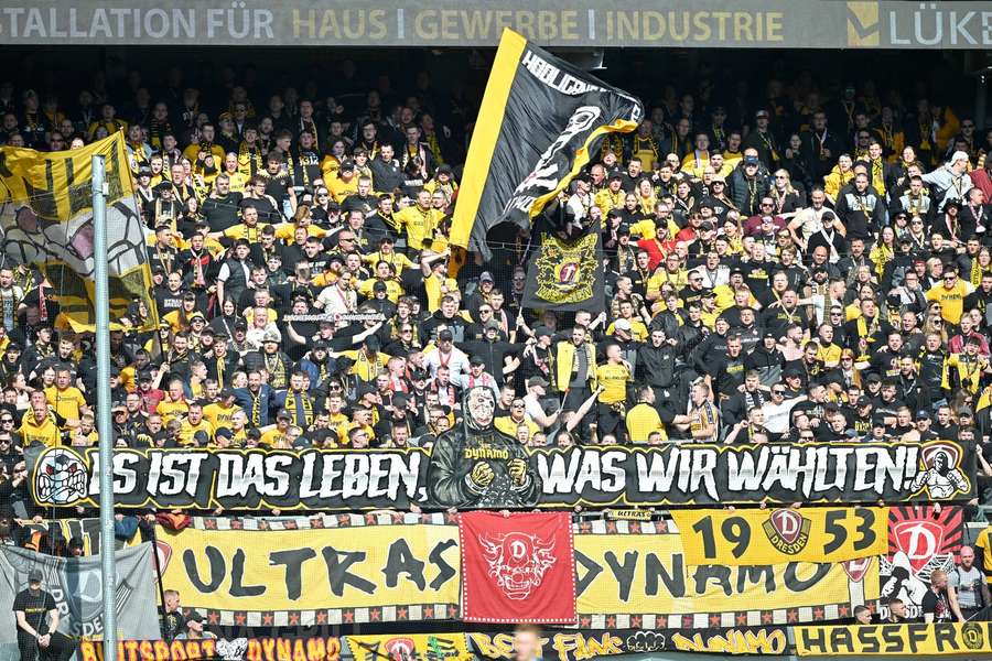 Fans von Dresden beim Auswärtsspiel in Paderborn Fans von Dresden beim Auswärtsspiel in Paderborn