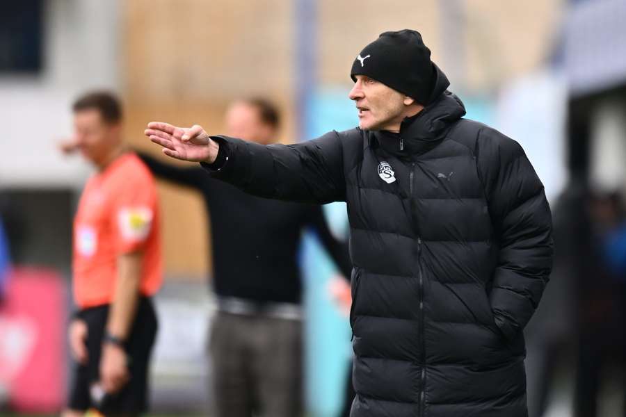 Trenér Slovácka Roman Skuhravý nebyl se zápasem v Liberci spokojený. Trenér Slovácka Roman Skuhravý nebyl se zápasem v Liberci spokojený.