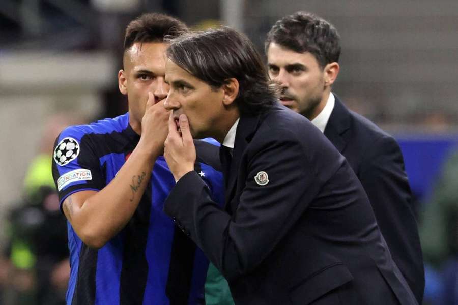 Antrenorul Simone Inzaghi îi dă indicații lui Lautaro Martinez.