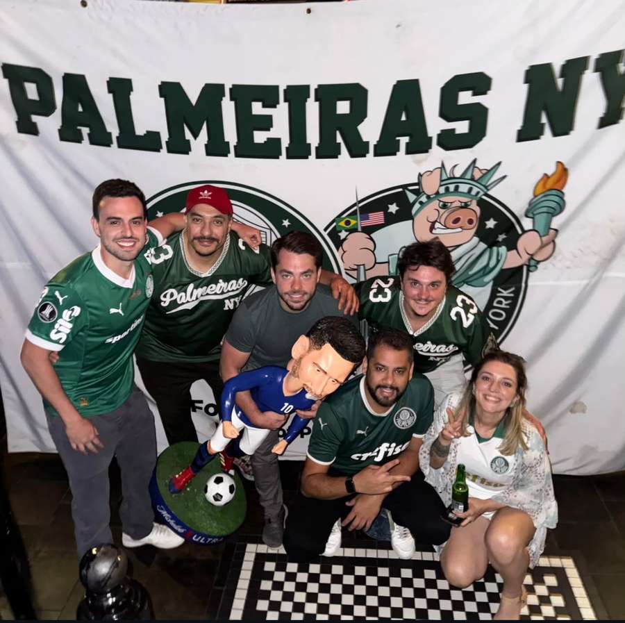 Membros da Palmeiras NY no Legends Bar