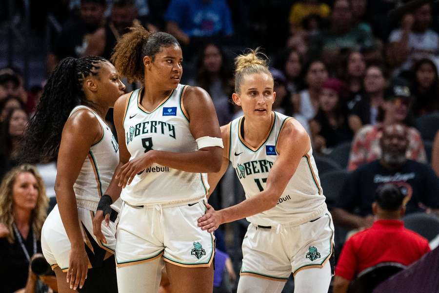 Sabally (links) stand bereits letztes Jahr mit ihrem Team im Finale der WNBA.