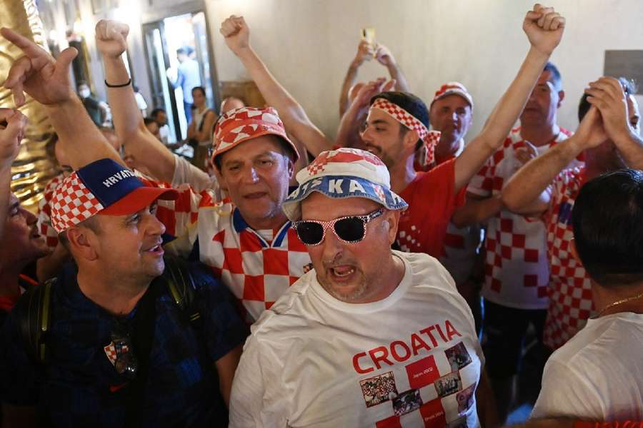 Fans van Kroatië komen al zingend het stadion binnen