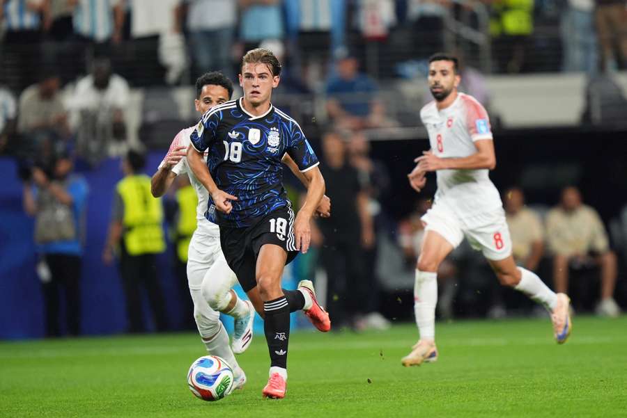 Nico Paz sur le terrain avec le maillot de l’Argentine