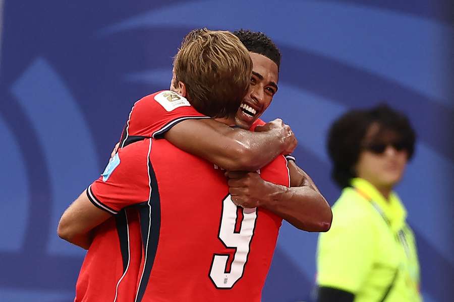 Kane (9) e Bellingham comemoram o primeiro gol contra o Panamá, após cobrança de escanteio Kane (9) e Bellingham comemoram o primeiro gol contra o Panamá, após cobrança de escanteio