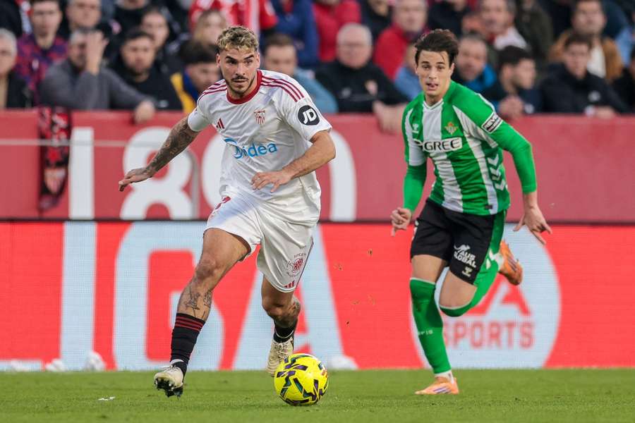 Isaac Romero durante o Sevilha-Betis