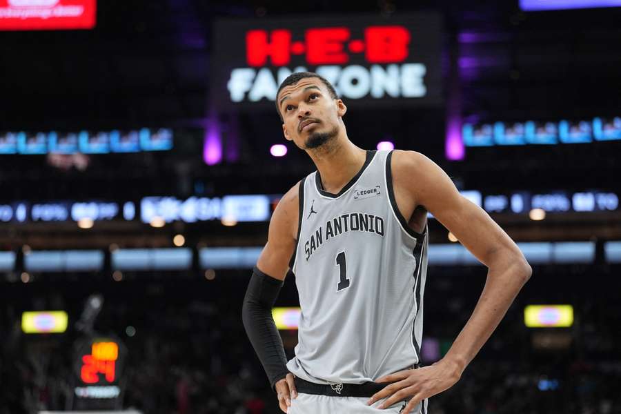 L'ala dei San Antonio Spurs Victor Wembanyama guarda in alto nel secondo tempo contro gli Houston Rockets