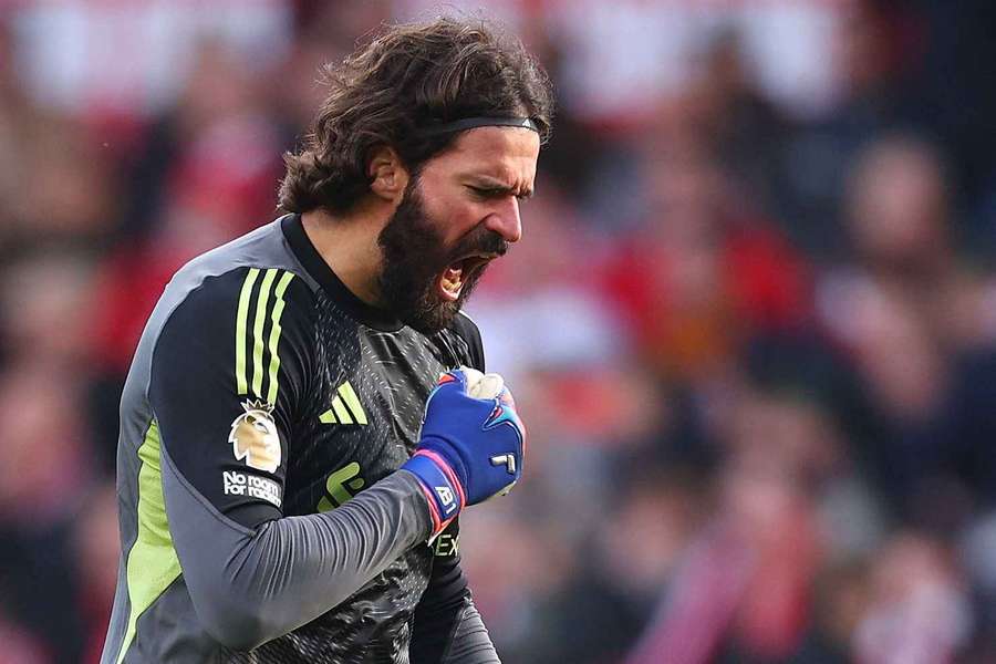 Alisson nikam neodchádza.