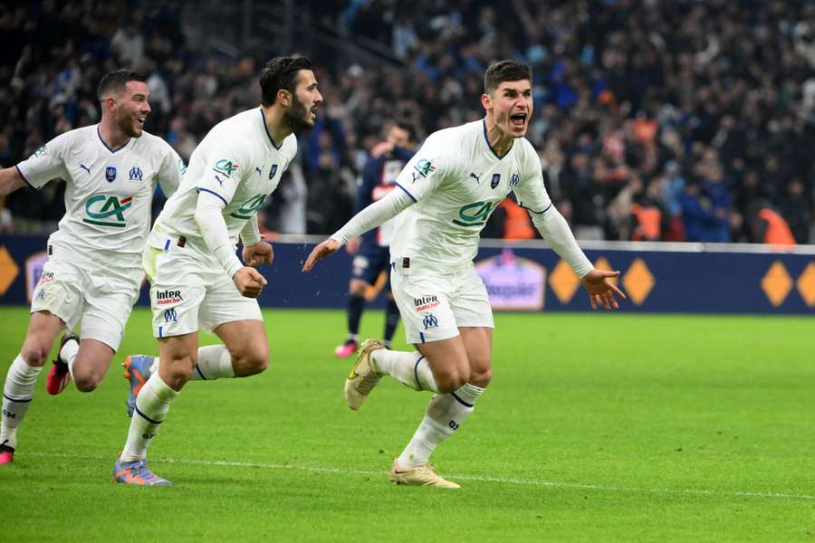 Fotbalisté Marseille slaví překvapivou výhru nad PSG.