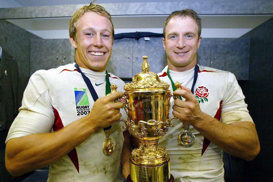 Jonny Wilkinson (G) et Mike Catt de l'Angleterre célèbrent avec le trophée William Webb Ellis en 2003.