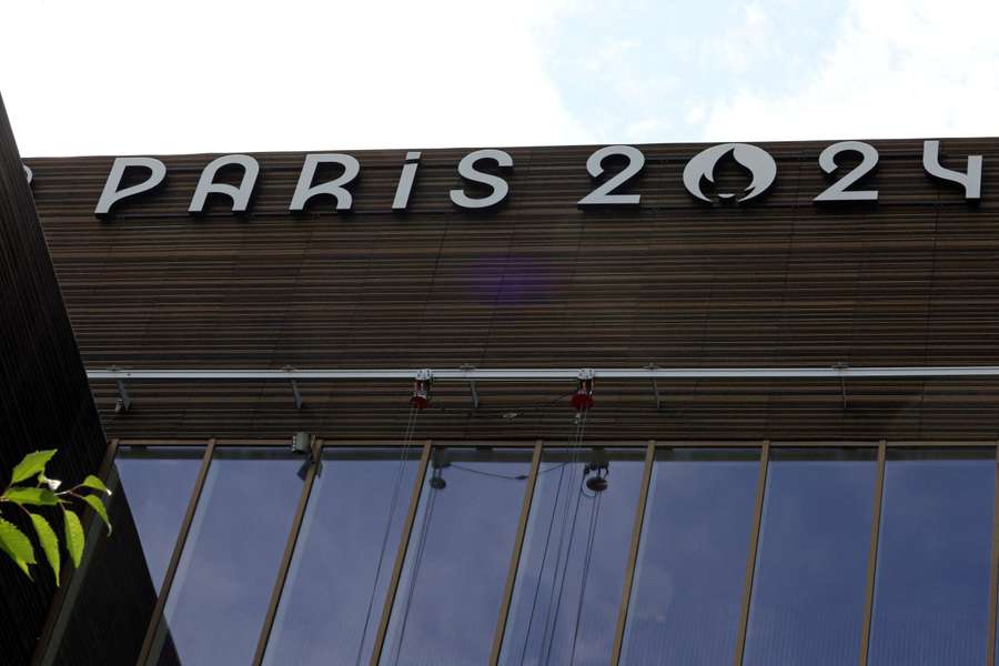 O logótipo dos Jogos Olímpicos e Paralímpicos de Paris-2024 no edifício Pulse, a sede do comité organizador