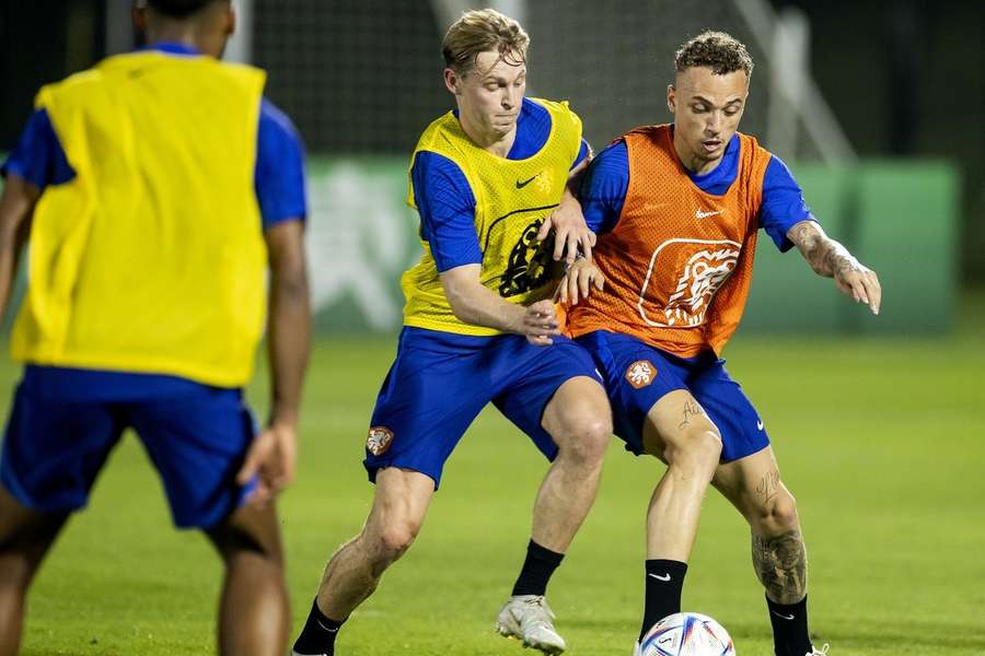 Frenkie de Jong (links) in duel met Noa Lang op de training in Doha