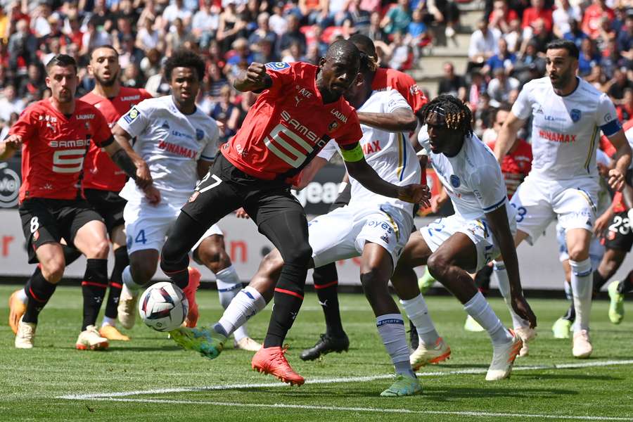 Toko Ekambi bisou na goleada do Rennes diante do Troyes