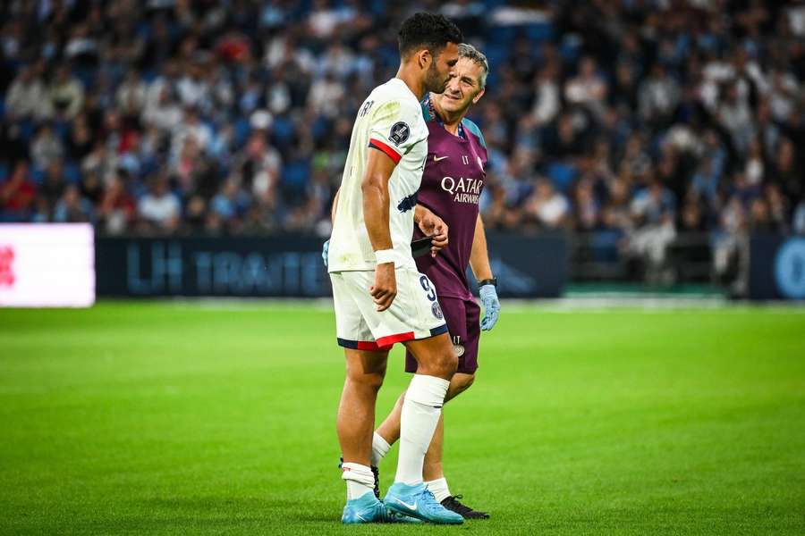 Goncalo Ramos limps off during PSG's match against Le Havre