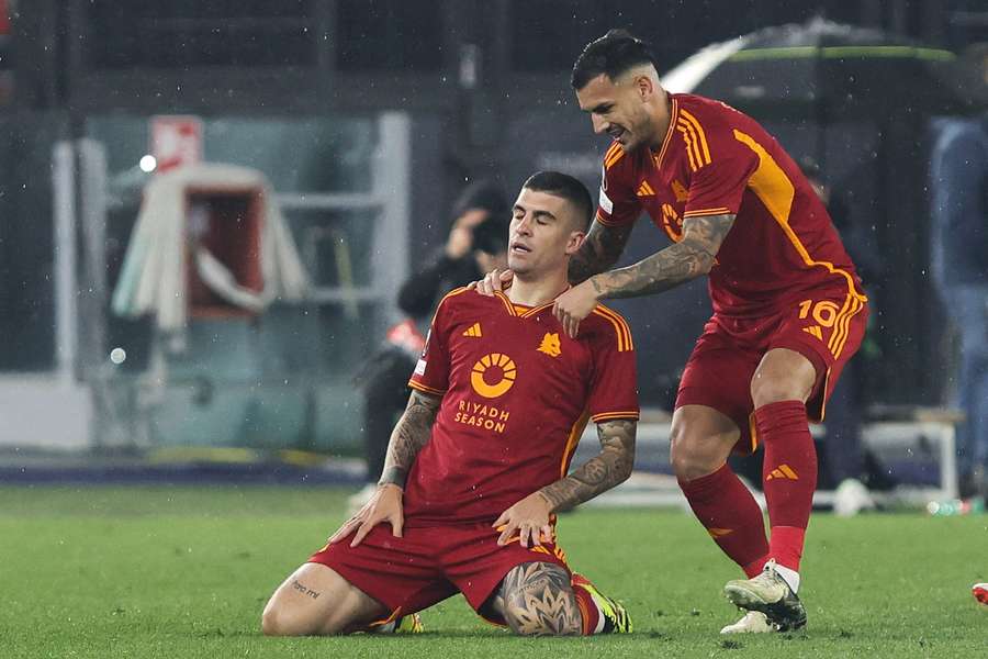 Gianluca Mancini of Roma celebrates after scoring early