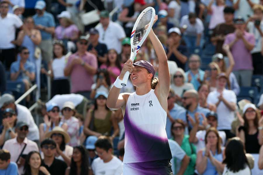Stalowe nerwy Świątek. Polka awansowała do 1/8 finału US Open po batalii z Bouzkovą