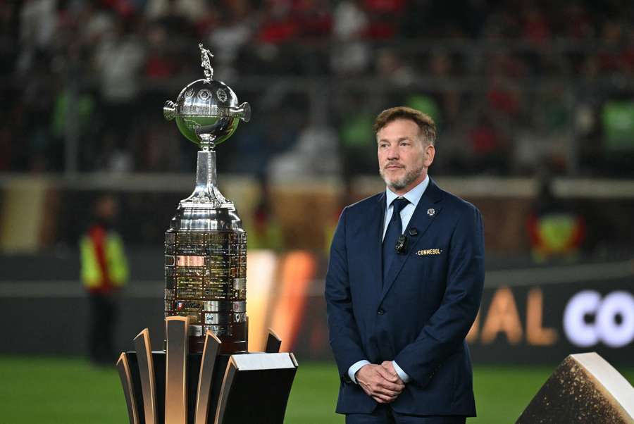 Alejandro Domínguez posa ao lado do troféu