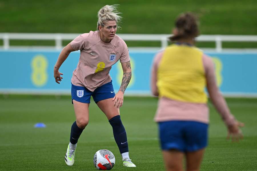 Millie Bright tijdens een training van Engeland