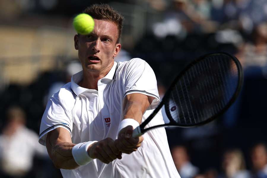 Jiří Lehečka ve Wimbledonu postoupil do druhého kola. Jiří Lehečka ve Wimbledonu postoupil do druhého kola.