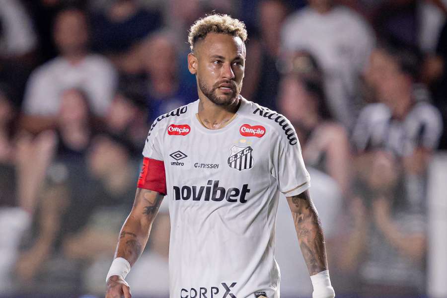 Neymar volta à equipe após ser ausência em duelo do Brasileirão
