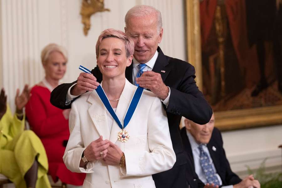 Megan Rapinoe ontvangt de Presidential Medal of Freedom van president Joe Biden