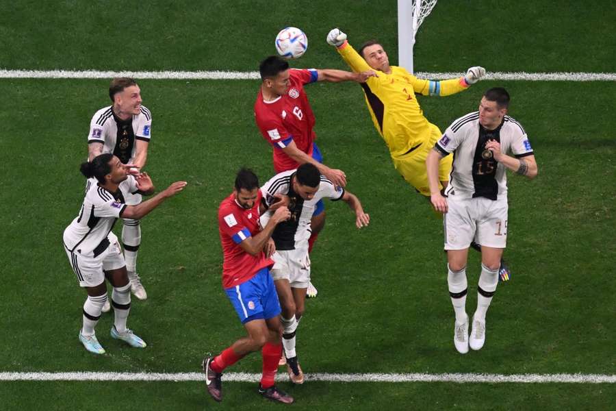 Neuer, boxând spectaculos