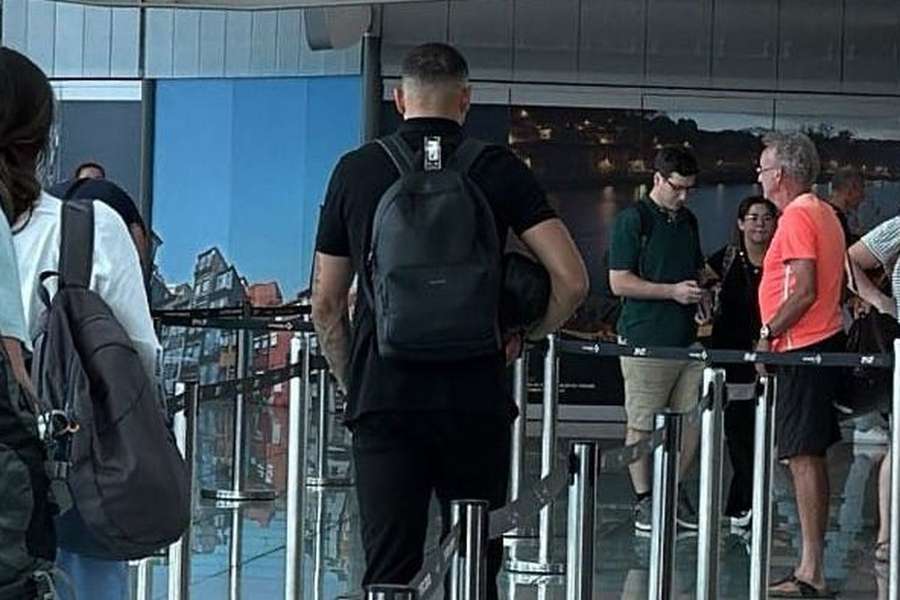 Samuel Portugal no aeroporto Francisco Sá Carneiro Samuel Portugal no aeroporto Francisco Sá Carneiro