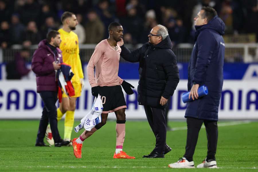 Dembelé viene consolato da Campos alla fine del match