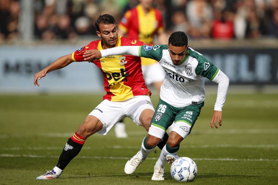 Enric Llansana en Daniel van Kaam tijdens de wedstrijd tussen Go Ahead Eagles en Heracles Almelo