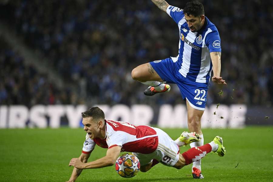 Alan Varela perante Trossard no FC Porto-Arsenal