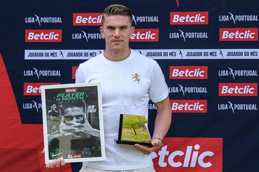 Viktor Gyökeres com os prémios de avançado e jogador do mês