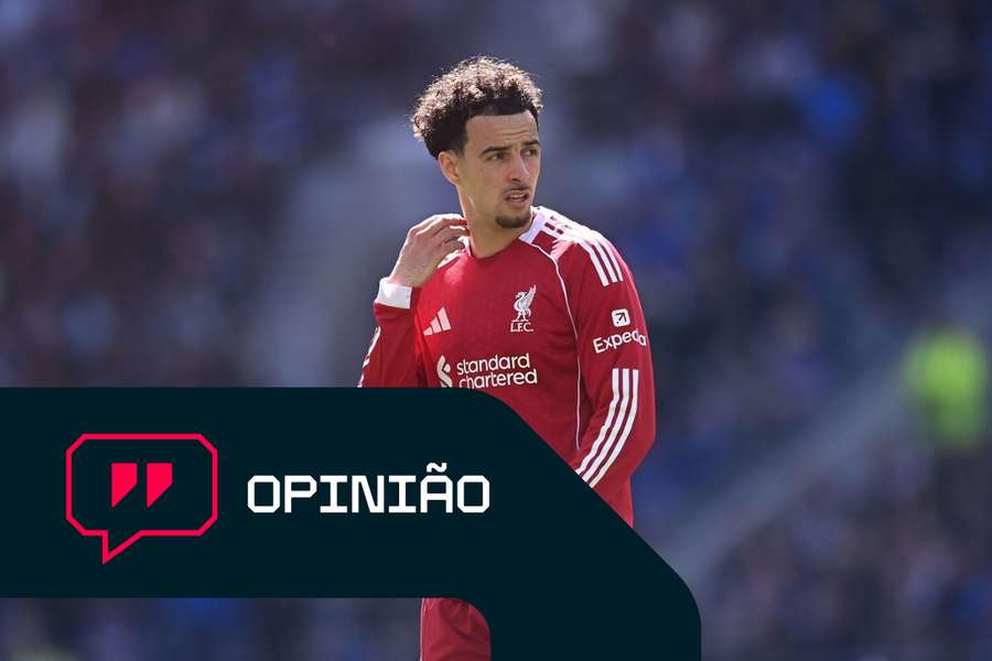 Curtis Jones em ação pelo Liverpool