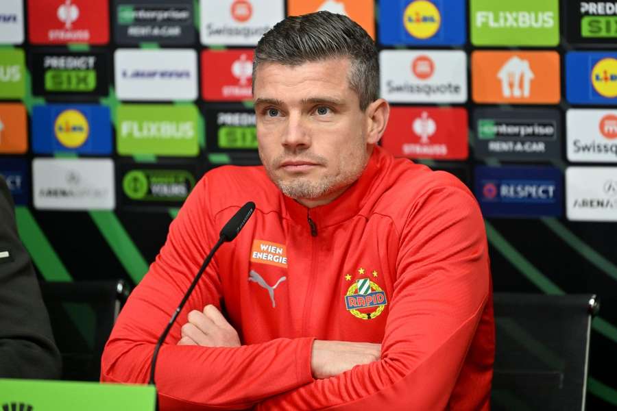 Robert Klauß auf der Pressekonferenz vor dem Spiel gegen Borac Banja Luka.