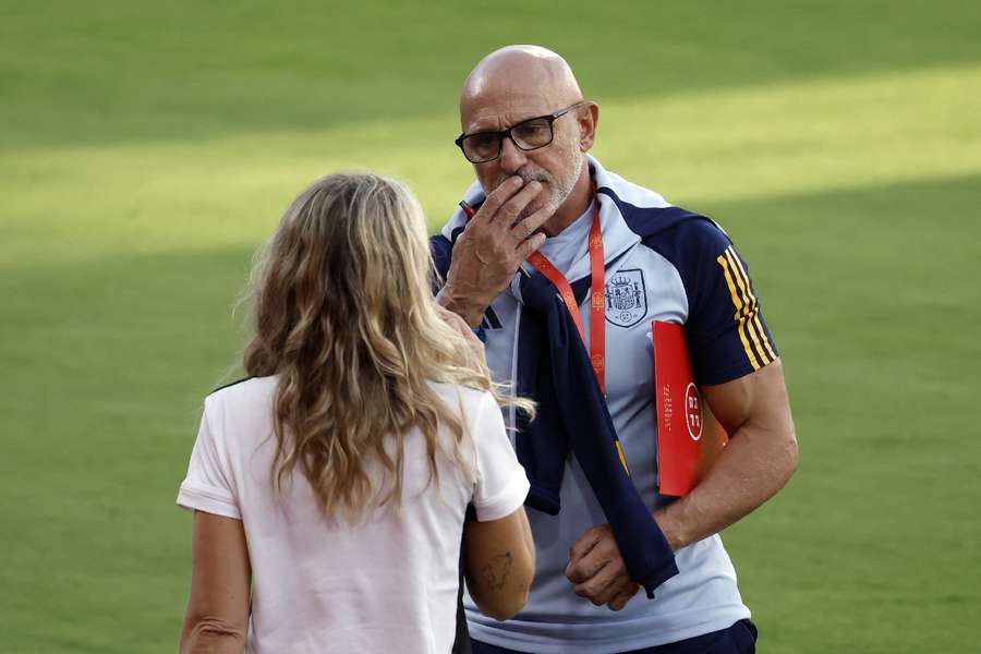 Spain coach Luis de la Fuente during training