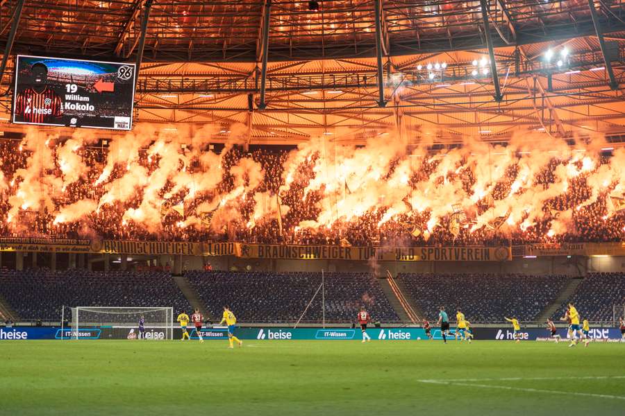 Im Spiel gegen Braunschweig zündeten die Hannoveraner Fans eine große Menge an Pyrotechnik Im Spiel gegen Braunschweig zündeten die Hannoveraner Fans eine große Menge an Pyrotechnik