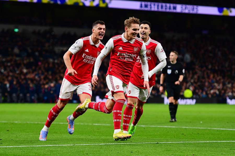Arsenal potvrdil pozíciu lídra tabuľky aj v derby s Tottenhamom.