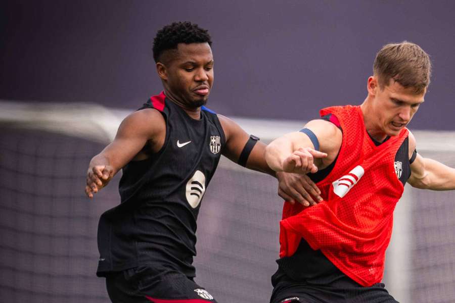 Ansu Fati disputa un balón a Dani Olmo en un entrenamiento
