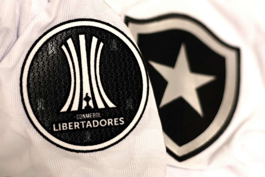 Libertadores patch on Botafogo's uniform; club seeks unprecedented title