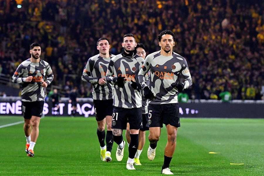 Marquinhos aquece antes do jogo contra o Nantes. 