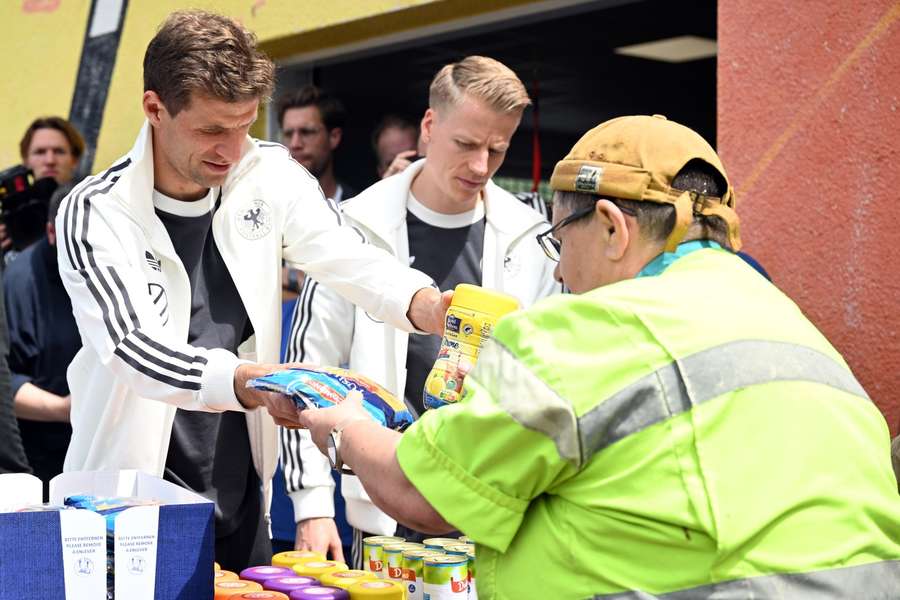 Diverse Lebensmittel wurden am Dienstag von Müller und Führich ausgegeben.