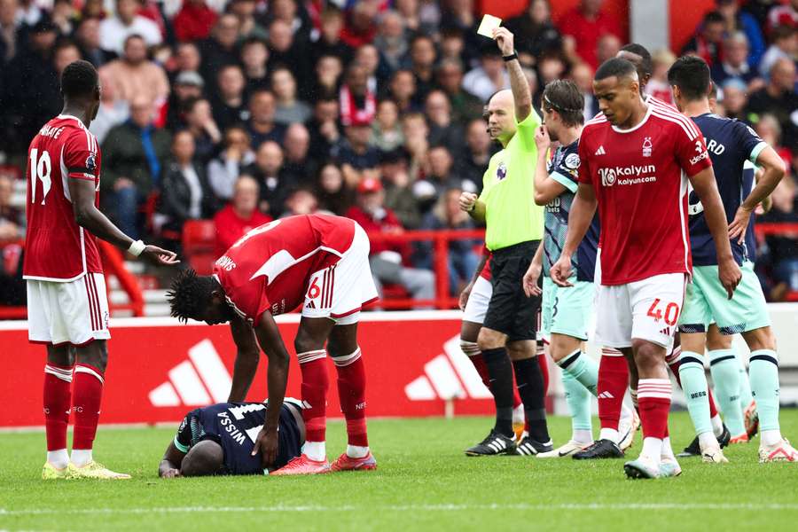 A arbitragem irritou os dois clubes no jogo deste domingo