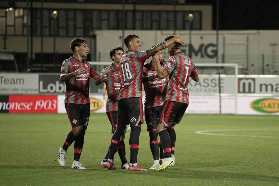 La Cremonese esulta dopo la rete dell'1-0 La Cremonese esulta dopo la rete dell'1-0