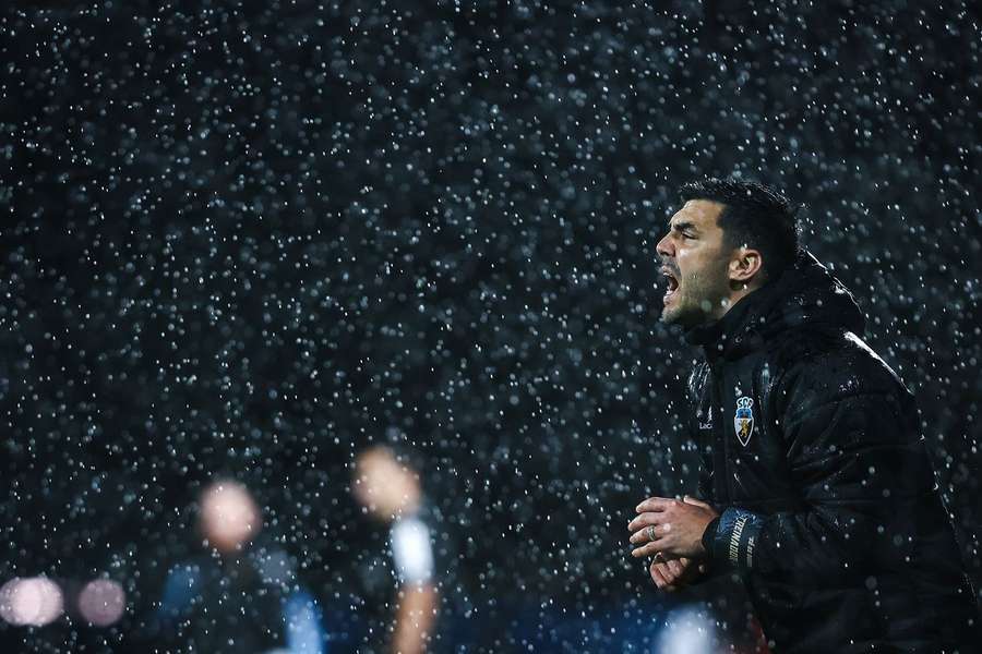 Tozé Marreco, treinador do Farense, na partida com o Estoril Praia