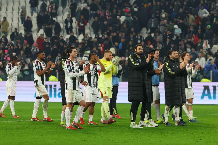 Jogadores da Juventus saúdam adeptos