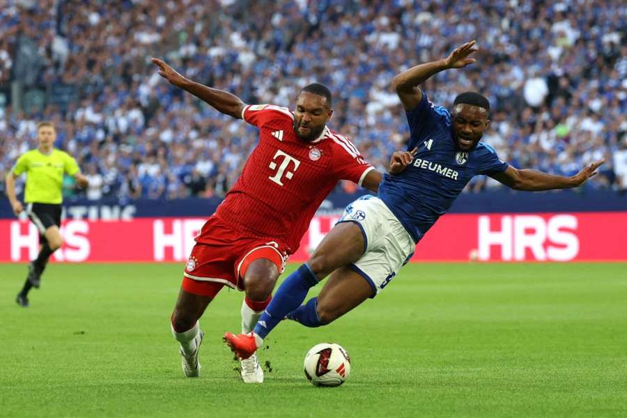 Tah im Zweikampf mit Sylla Tah im Zweikampf mit Sylla