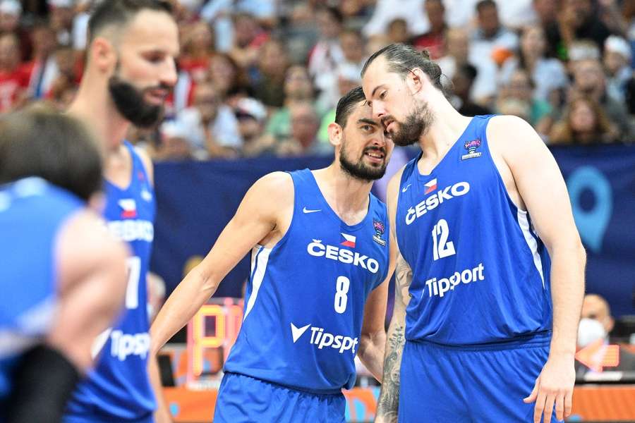 Tomáš Satoranský (vlevo) a Ondřej Balvín budou basketbalistům večer chybět.