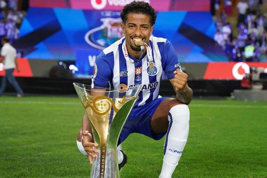 João Marcelo com a Supertaça de Portugal.