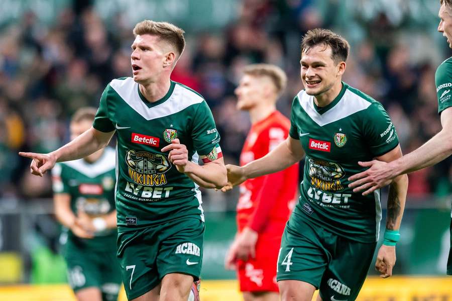 Śląsk Wrocław goni lidera, Wieczysta znów pokonana. Udany debiut Łukasza Smolarowa